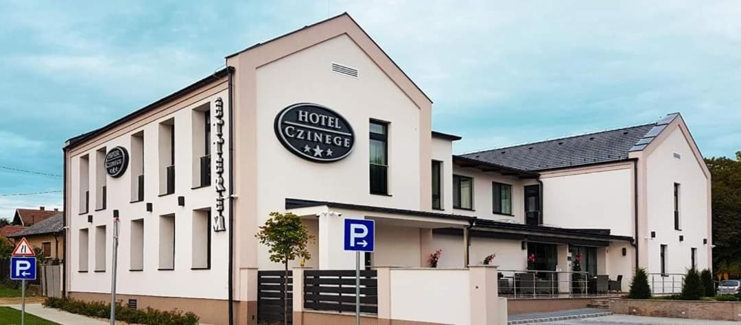 Hotel Czinege & Etterem Koka Zewnętrze zdjęcie